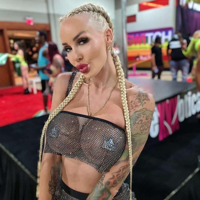Blondie Bombshell XXX Star
