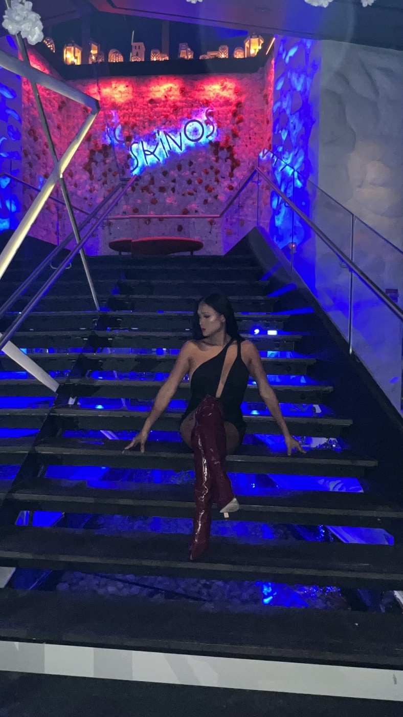 Miss Anna Exotic Bombshell