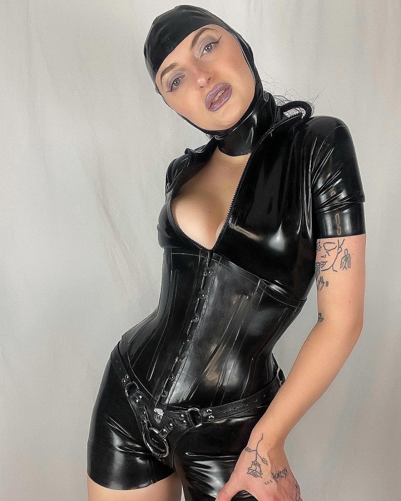 Mistress Nila Fix