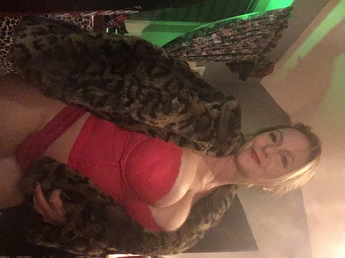 Lauren CENTERFOLD