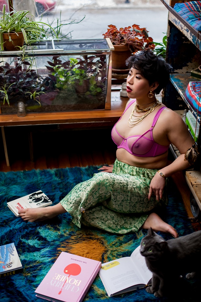 Josie Qu - Female Entertainer with Short Hair in Chicago 