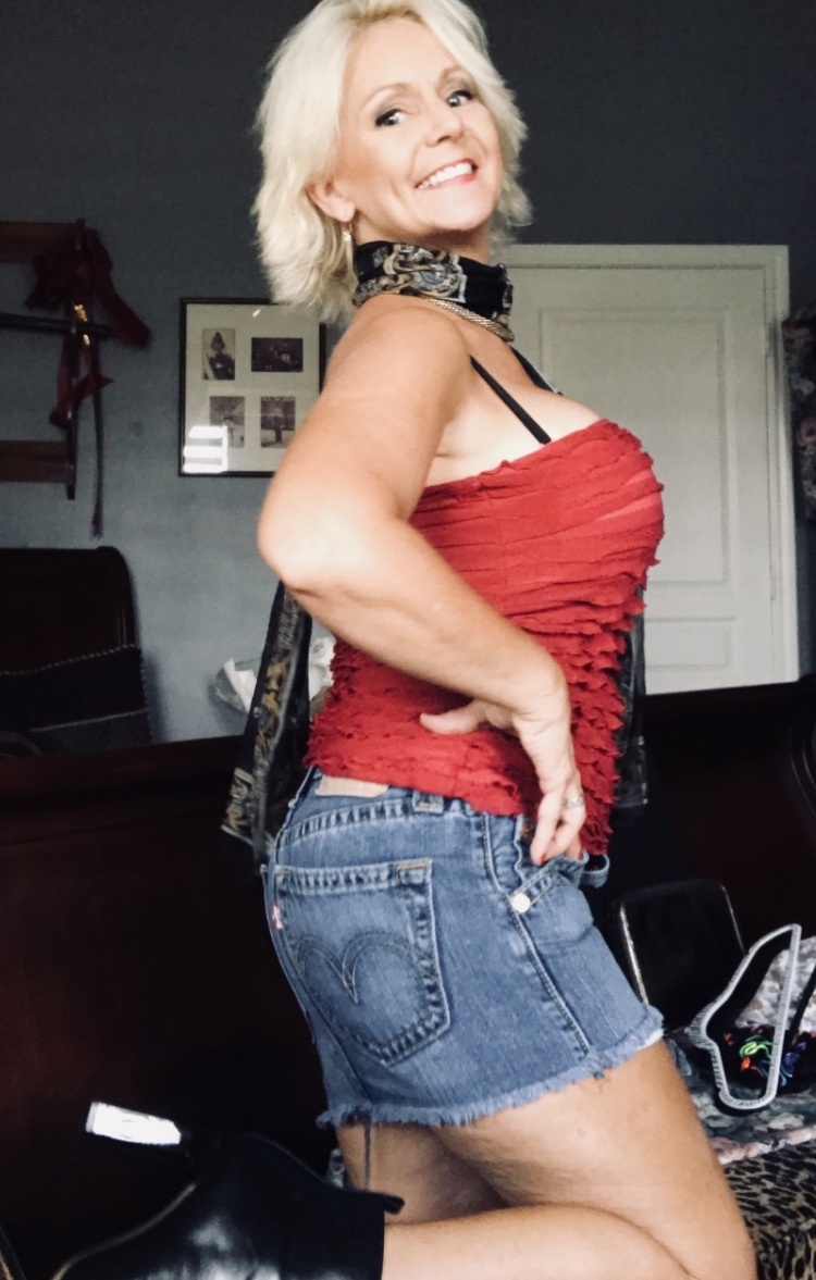 Lauren CENTERFOLD