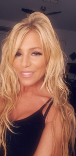 Gina West ️ Slender Entertainer with Green Eyes in Phoenix | Slixa